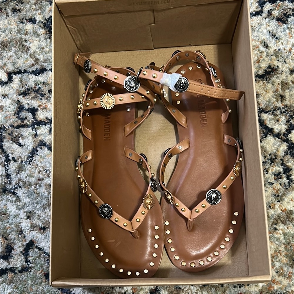 New in box Steve Madden Brown Studded thong Sandals